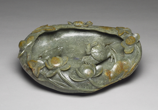 Jade brush washer in the shape of a lotus leaf with frog and crab decor, Qing dynasty (1644-1911)-China Archive